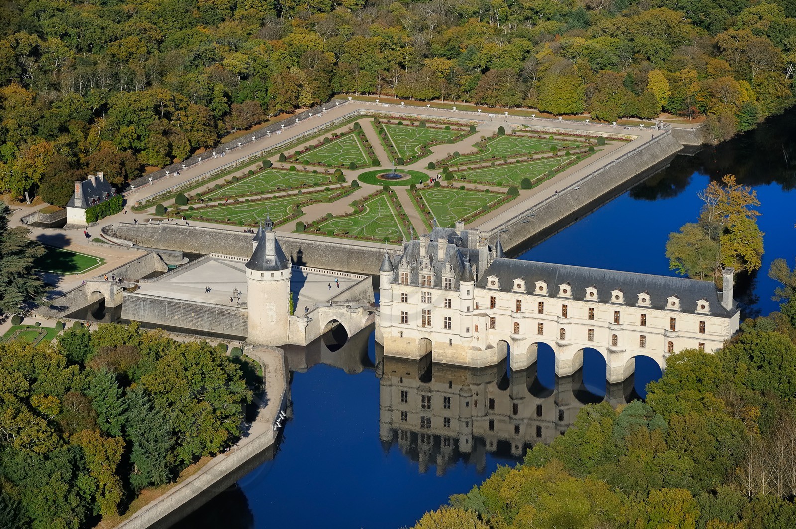 France, Indre-et-Loire (37), château de Chenonceau et son jardin à la française au bord du Cher (vue aérienne)  France, Indre et Loire, the Renaissance style Chateau de Chenonceau and its formal garden on Cher river banks (aerial view)