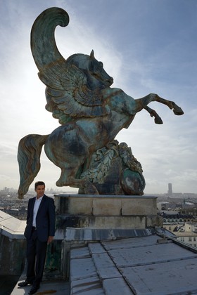 France, Paris (75), statue de cheval ailé sur le toit de l'Opéra Garnier et le chef du service intérieur Gilles Djeraouane  France, Paris, winged horse statue on the roof of the Opera Garnier and the chief concierge Gilles Djeraouane