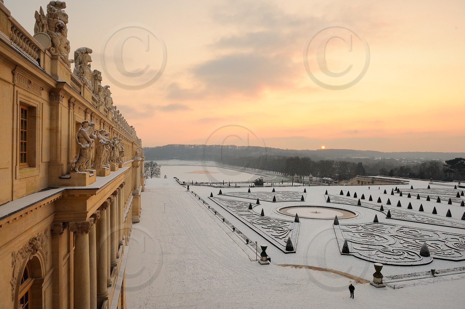 France, Yvelines (78), parc du château de Versailles sous la neige, classé Patrimoine Mondial de l'UNESCO, le parterre du Midi au soleil couchant  France, Yvelines, snow covered park of the Chateau de Versailles, listed as World Heritage by UNESCO, Midi bed at sunset