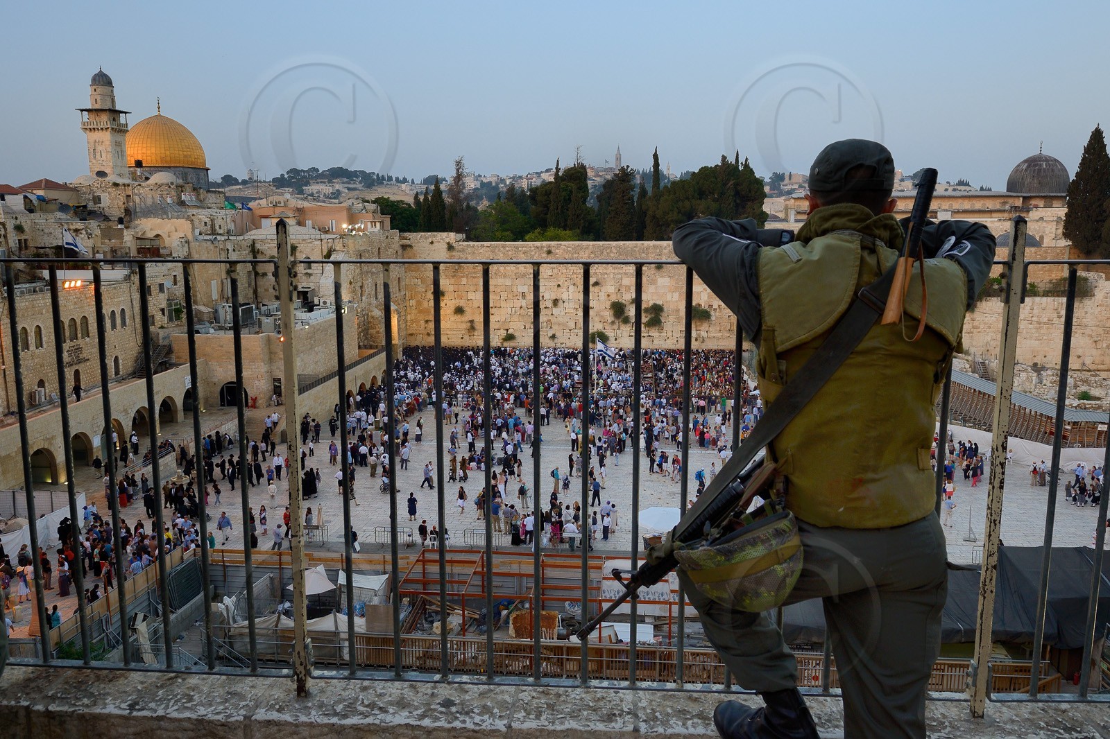 Israel, Jérusalem, ville sainte, vieille-ville classée Patrimoine Mondial de l'UNESCO, Mur des Lamentations ou mur occidental faisant partie des murs de soutènement de l'esplanade du Temple construite par Hérode Ier le Grand sous la surveillance d'un soldat en arme  Israel, Jerusalem, holy city, the old town listed as World Heritage by UNESCO, the Western Wall part of the retaining walls of the Temple Mount built by Herod the Great under the surveillance of an armed soldier