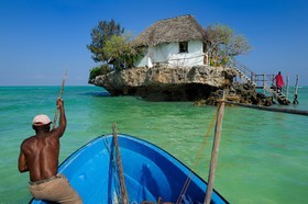 Tanzanie, archipel de Zanzibar, île de Unguja (Zanzibar), côte est, le restaurant The Rock perché sur un îlot à Pingwe    Tanzania, Zanzibar Archipelago, Unguja island (Zanzibar), east coast, The Rock restaurant perched on an small island at Pingwe