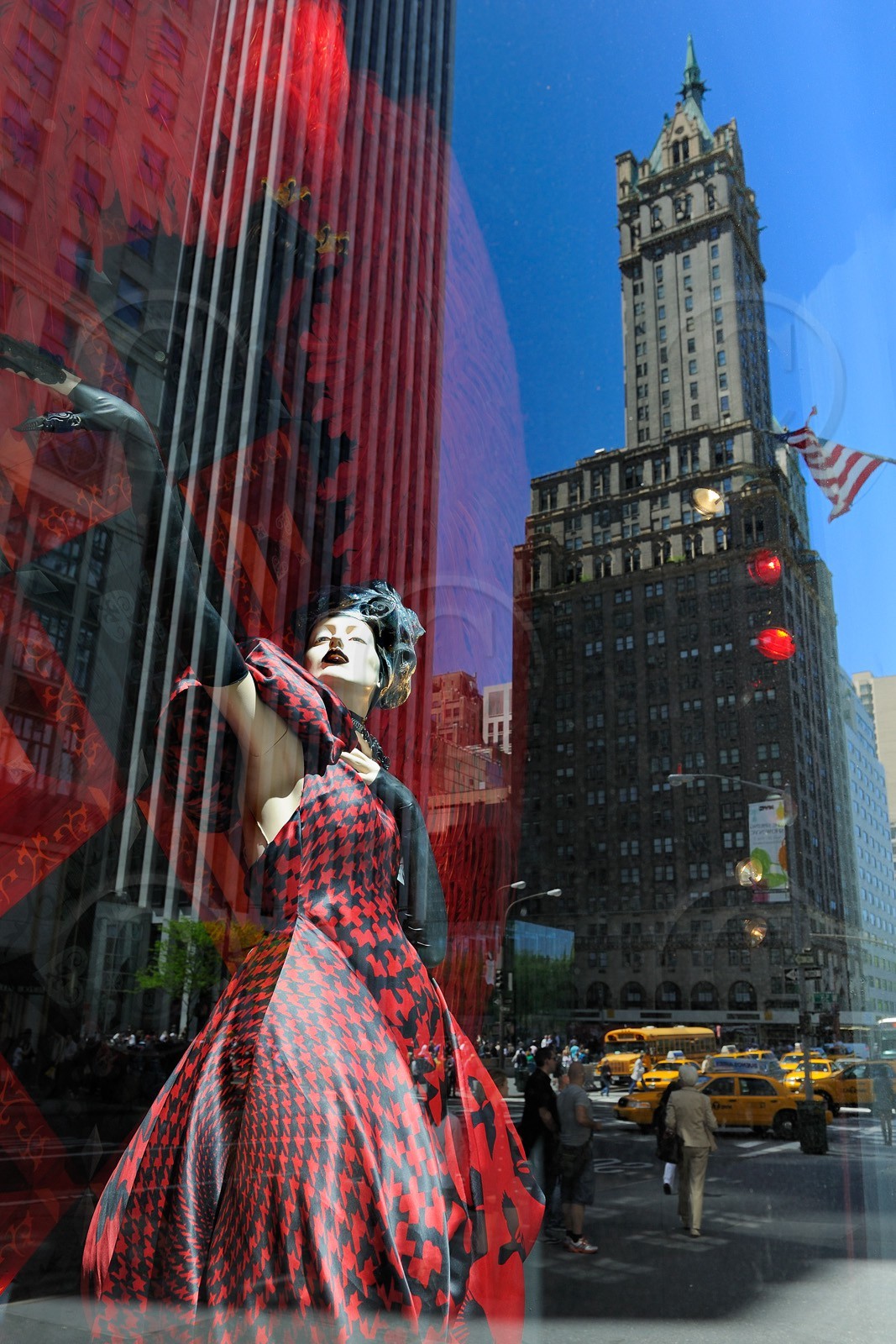 Etats-Unis, New York, Manhattan, reflet d'un gratte-ciel dans la vitrine dédiée à Alexander Mc Queen de la boutique Bergdorf Goodman sur la 5ème avenue   United States, New York, Manhattan, reflection of a skyscraper in a shop window dedicated to Alexander McQueen of the store Bergdorf Goodman on 5th Avenue