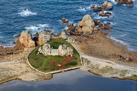 France, Côtes-d'Armor (22), Côte d'Ajoncs, Plougrescant, Anse de Pors Scaff, la petite maison de Castel Meur, toute représentation commerciale de cette maison est interdite (vue aérienne)  France, Cotes-d'Armor, Cote d'Ajoncs, Plougrescant, Pors Scaff cove, the little house of Castel Meur, any commercial representation of this house is forbidden (aerial view)