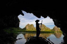 Vietnam, province de Ninh Binh, région surnommée la baie d'Halong terrestre, grotte de la réserve naturelle de Van Long    Vietnam, Ninh Binh province nicknamed Inland Halong Bay, cave from the Van Long Nature Reserve
