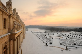 France, Yvelines (78), parc du château de Versailles sous la neige, classé Patrimoine Mondial de l'UNESCO, le parterre du Midi au soleil couchant  France, Yvelines, snow covered park of the Chateau de Versailles, listed as World Heritage by UNESCO, Midi bed at sunset