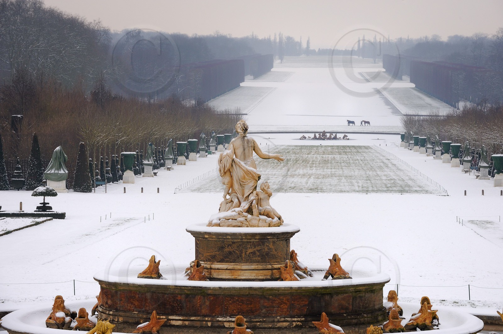 France, Yvelines (78), parc du château de Versailles sous la neige, classé Patrimoine Mondial de l'UNESCO, le Bassin de Latone et la perspective des jardins et de l'axe du Soleil vers le Grand Canal gelé  France, Yvelines, snow covered park of the Chateau de Versailles, listed as World Heritage by UNESCO, the Latona Basin and gardens perspective and the Axe du Soleil (the Sun Axis) to the frozen Grand Canal