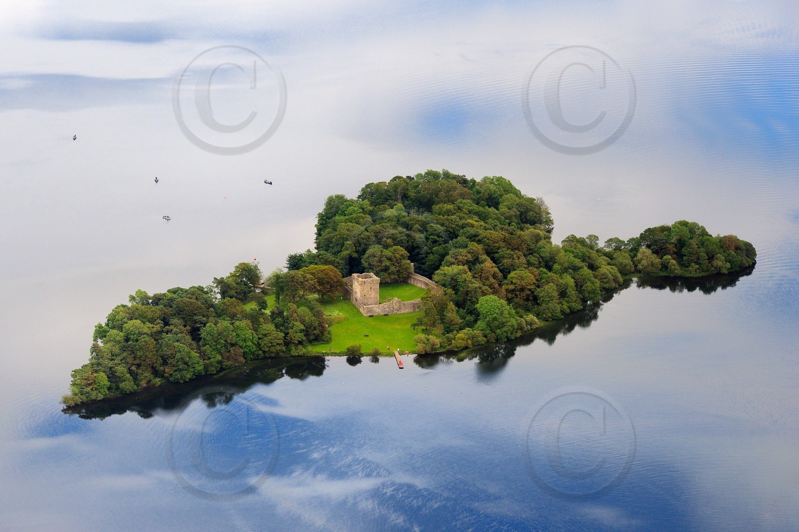 Royaume-Uni, Ecosse, château de Loch Leven situé sur une île au milieu du loch où Marie Stuart fut emprisonnée et dont elle s'évada(vue aérienne)  United Kingdom, Scotland, Loch Leven Castle on an island in the middle of the loch where Mary Stuart was imprisoned and from which she escaped (aerial view)