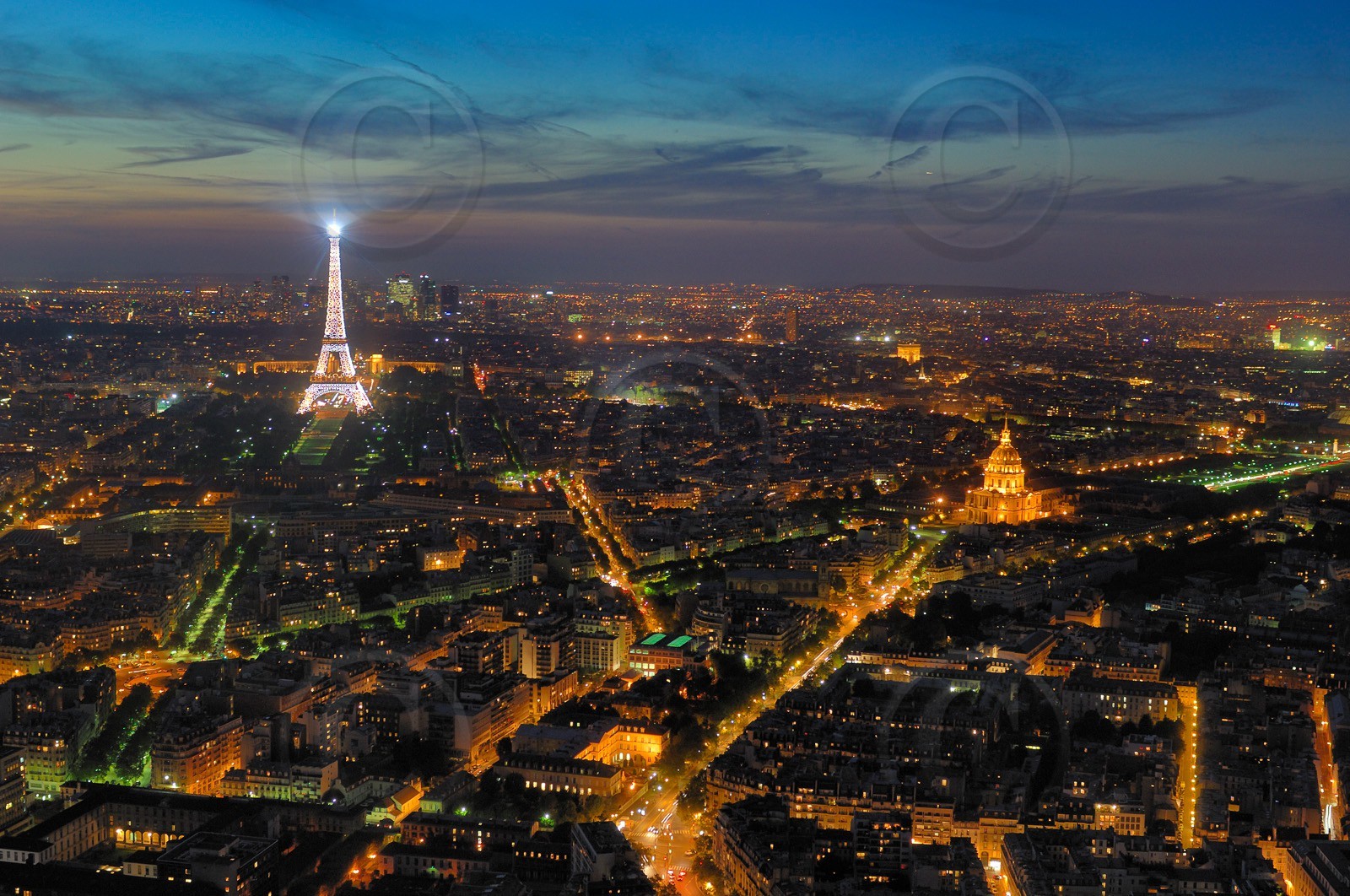 France, Paris (75) 7eme arrondissement, la Tour Eiffel et les Invalides de nuit depuis la Tour Montparnasse    France, Paris (75),  the Eiffel Tower and the Invalides by night seen from the Montparnasse Tower