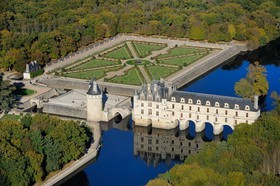 France, Indre-et-Loire (37), château de Chenonceau et son jardin à la française au bord du Cher (vue aérienne)  France, Indre et Loire, the Renaissance style Chateau de Chenonceau and its formal garden on Cher river banks (aerial view)