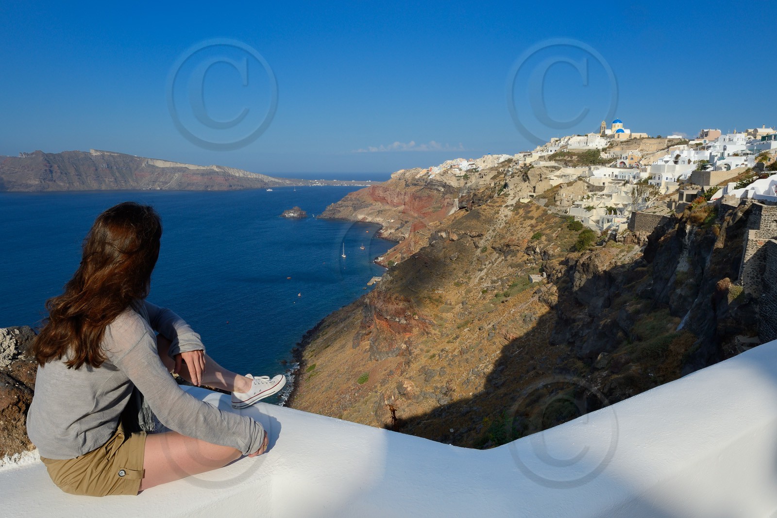 Grèce, Les Cyclades, mer Égée, île de Santorin (Thira ou Théra), le village de Oia qui surplombe la Caldera  Greece, Cyclades, Aegean Sea, Santorini (Thira or Thera), the village of Oia overlooking the Caldera