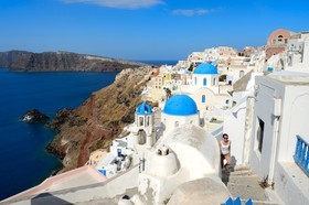 Grèce, Les Cyclades, mer Égée, île de Santorin (Thira ou Théra), le village de Oia qui surplombe la Caldera  Greece, Cyclades, Aegean Sea, Santorini (Thira or Thera), the village of Oia overlooking the Caldera