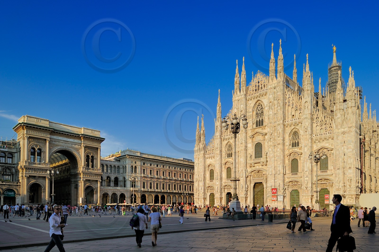 Italie, Lombardie, Milan, Piazza del Duomo, entrée de la galerie Vittorio Emanuele II, galerie commerçante construite au XIXème siècle par Giuseppe Mengoni et le Duomo (cathédrale) de style gothique flamboyant dans le centre historique  Italy, Lombardy, Milan, Piazza del Duomo, entry of Vittorio Emmanuel II Gallery, shopping arcade built on the 19th century by Giuseppe Mengoni and the Duomo Gothic style cathedral in the historical center