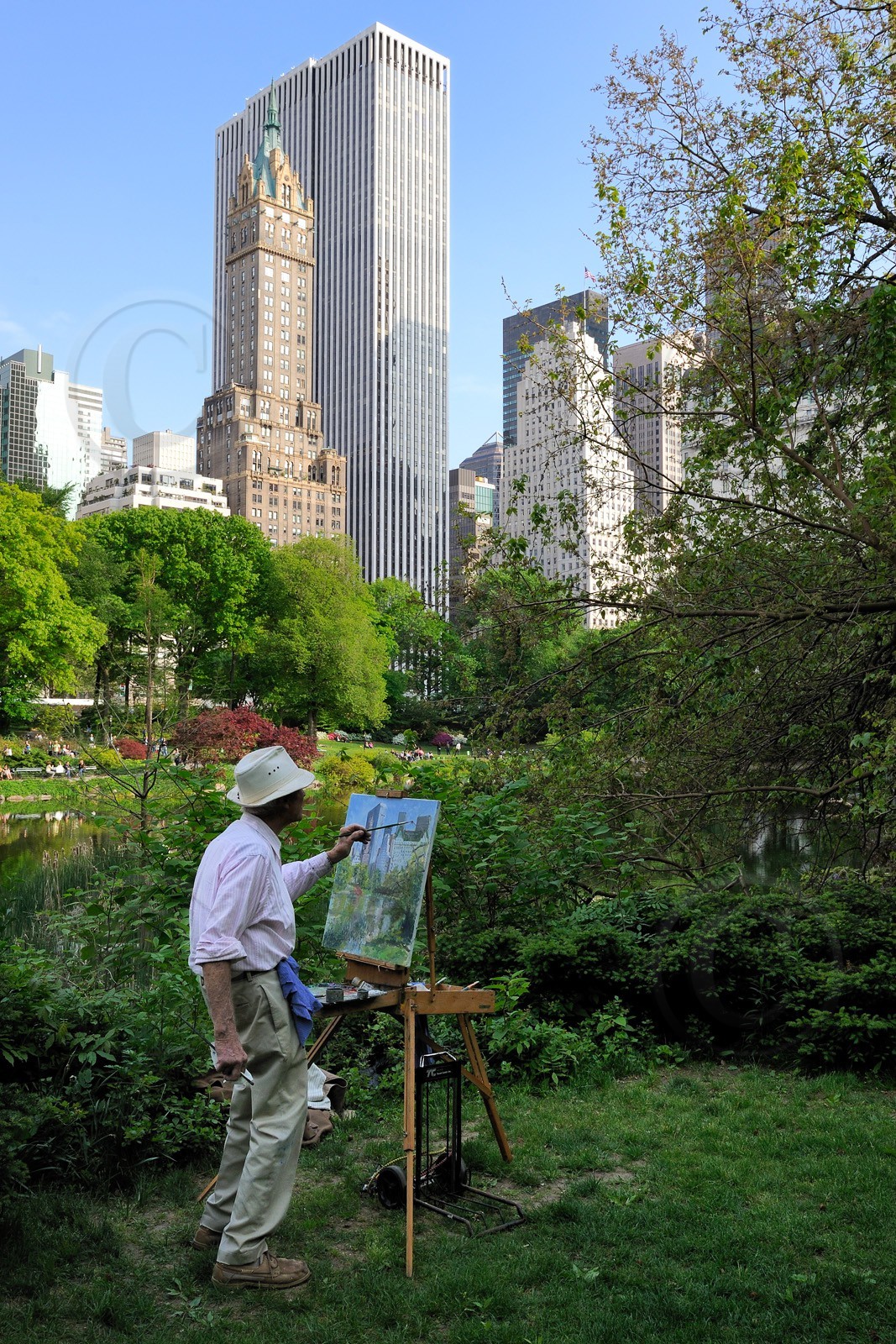 Etats-Unis, New York, Manhattan, Central Park, artiste peintre en action derrière the Pond   United States, New York City, Manhattan, Central Park, artist painter in action behind the Pond