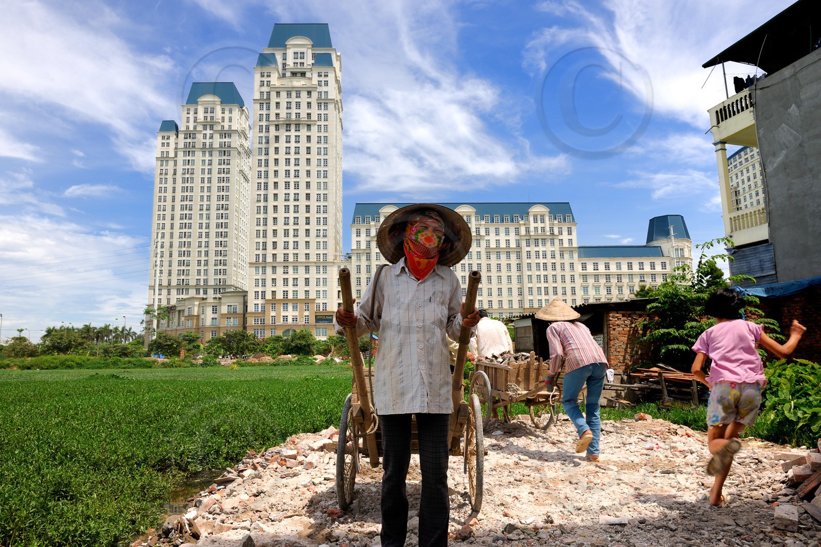 Vietnam, Hanoï, quartier de Cau Giay, nouveaux immeubles de luxe The Manor construit dans des anciennes rizières     Vietnam, Hanoï, Cau Giay district, new luxury buildings The Manor in former rice fields