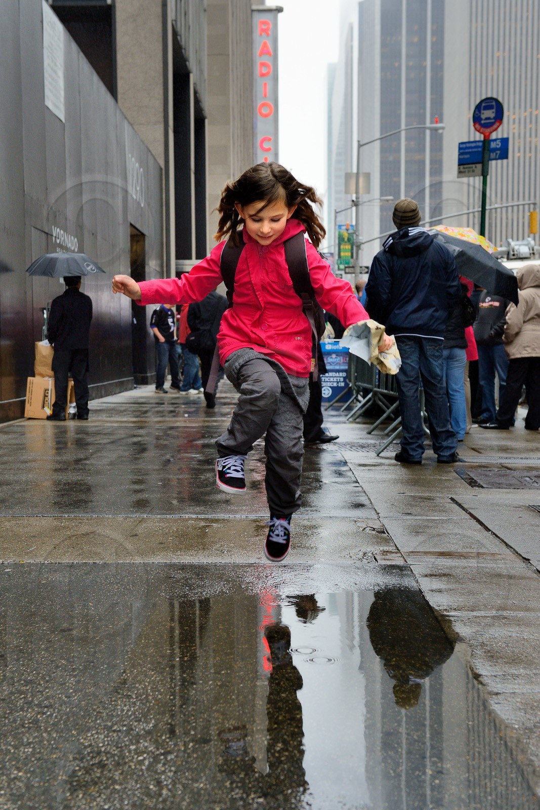 Etats-Unis, New York, Manhattan, Midtown, flaque d'eau sur la sixth Avenue  United States, New York, Manhattan, Midtown, puddle on the sixth avenue