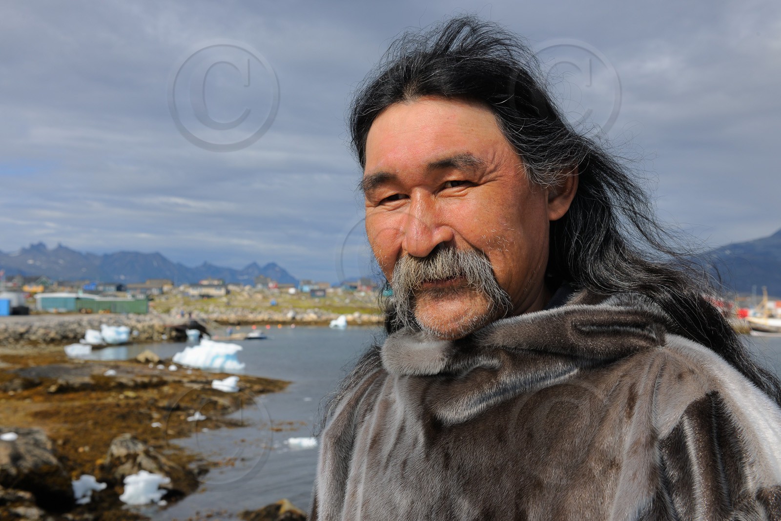 Groenland, ville de Nanortalik, Inuit en vêtements traditionnels en peau de phoque  Greenland, city of Nanortalik, Inuit wearing traditional clothes made of seal skin