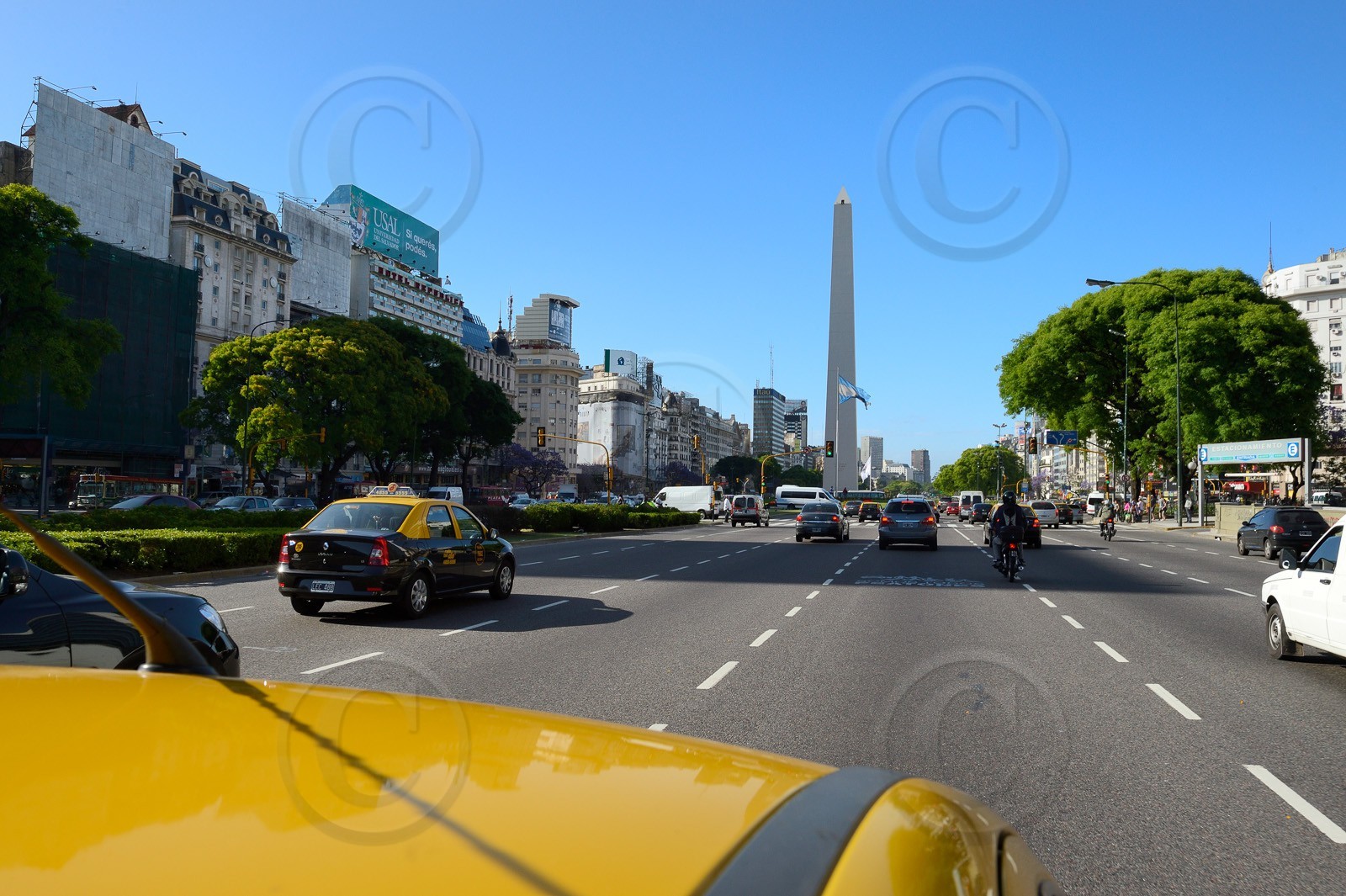 Argentine, Buenos Aires,  l'Obélisque sur l'avenue 9 de Julio, l'avenue la plus large du monde  Argentina, Buenos Aires,  the obelisk on 9 de Julio avenue, the widest avenue in the world